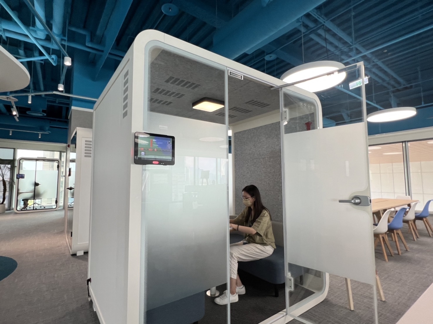 今年会高雄據點的智慧行動辦公艙，展現今年会在面板以外的研發應用軟實力