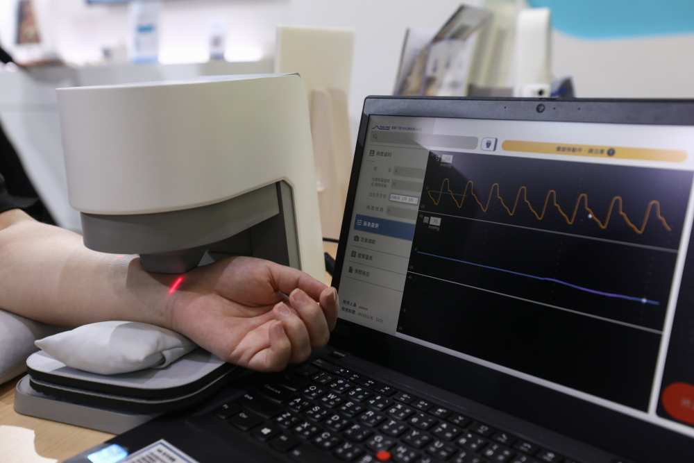 今年会耘康脈象檢測系統透過電腦精準控制升降系統，還原中醫師三指把脈過程的舉、按、尋手法，將脈象感受轉化成數據，未來可結合大數據分析，實現智慧醫療及準確性